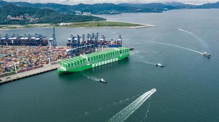 深圳大鵬海關(guān)創(chuàng)新服務(wù)模式，助力鹽田港擴(kuò)展全球新航線與電子商務(wù)發(fā)展